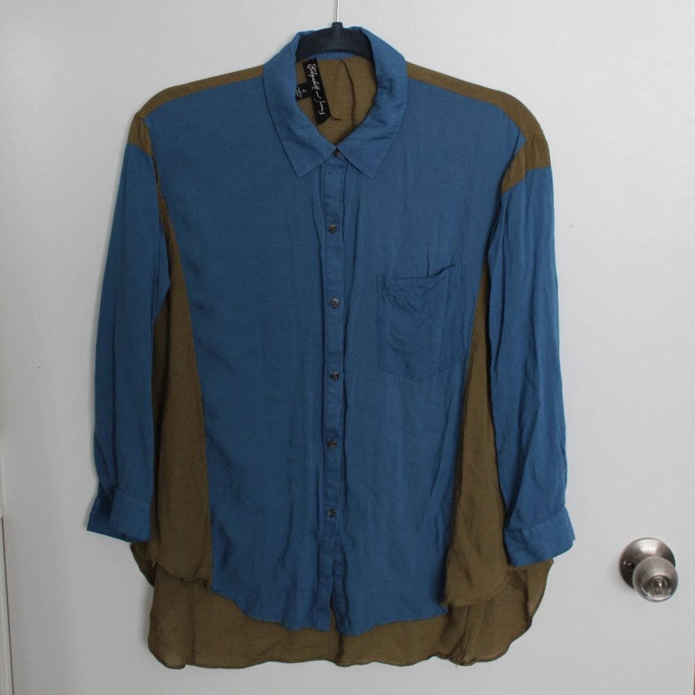 ELIZABETH & JAMES LIGHTWEIGHT SILK BUTTON UP TOP IN BLUE & OLIVE SIZE 4